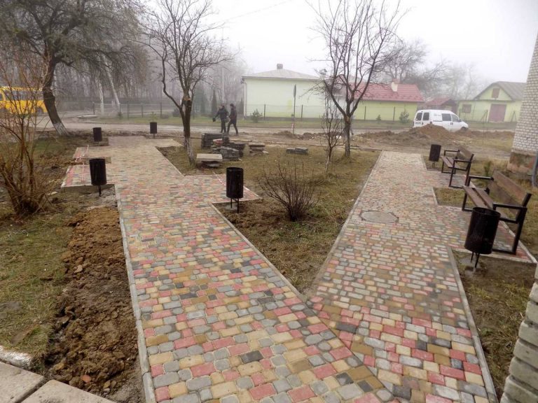Нова відпочинкова зона біля міської поліклініки