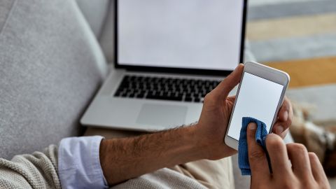 Як часто очищати телефон, навушники, клавіатуру та мишку з погляду інфекційної безпеки